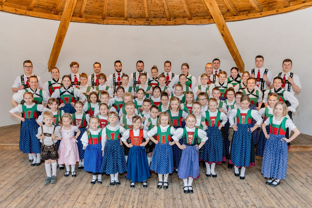 Gesamtfoto Trachtenverein Mutters